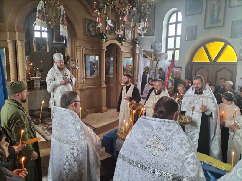 Весільний коровай розділили на кладовищі: на Волині попрощалися з молодими Героєм Сергієм Уляницьким