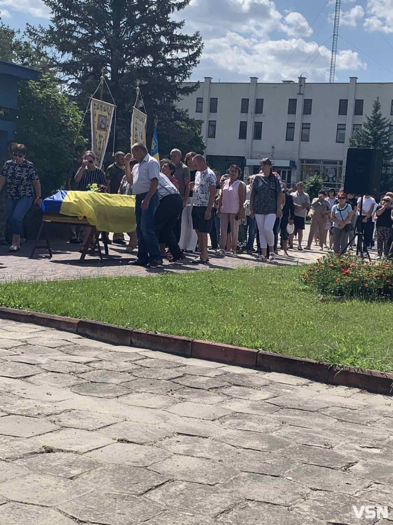 Недавно був вдома: у громаді на Волині попрощалися із 42-річним Героєм Юрієм Макаруком