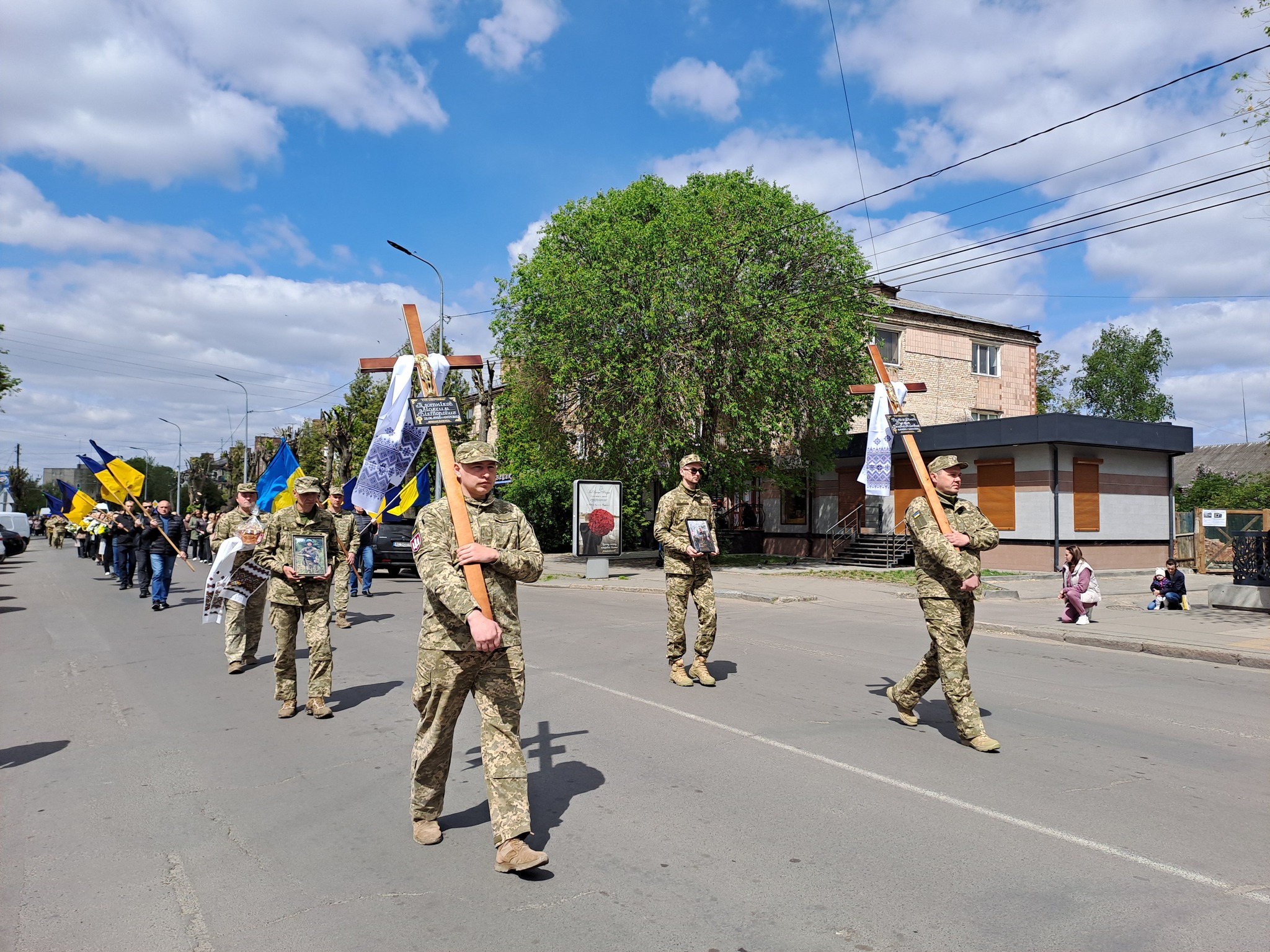 «Тато – моя душа, яку з мене вирвали»: на Волині в один день попрощалися з двома Героями - Максимом Плотніковим та Русланом Фатхудіновим