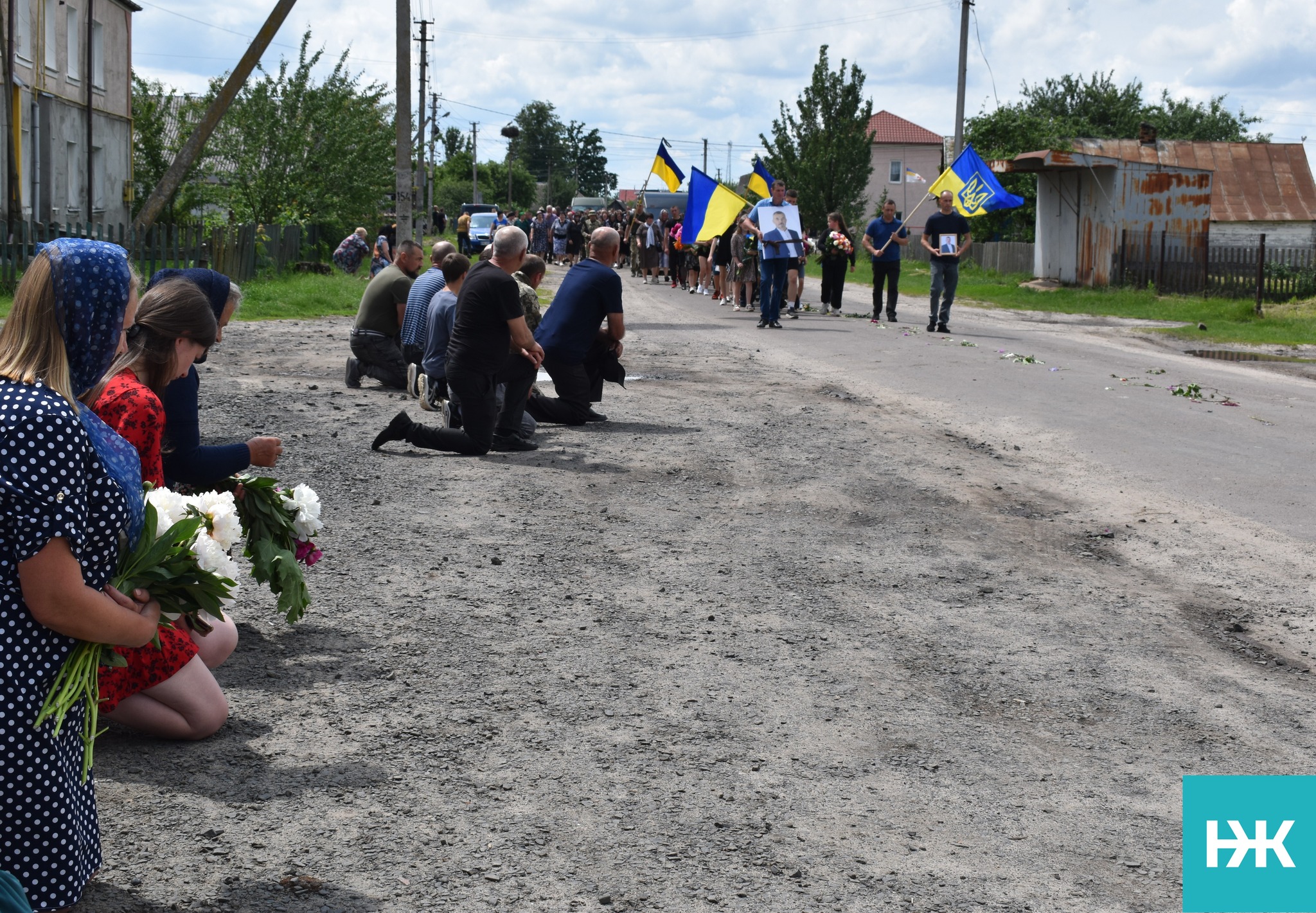 На колінах в останню дорогу проводжало все село: на Волині попрощалися з Героєм Петром Токарем