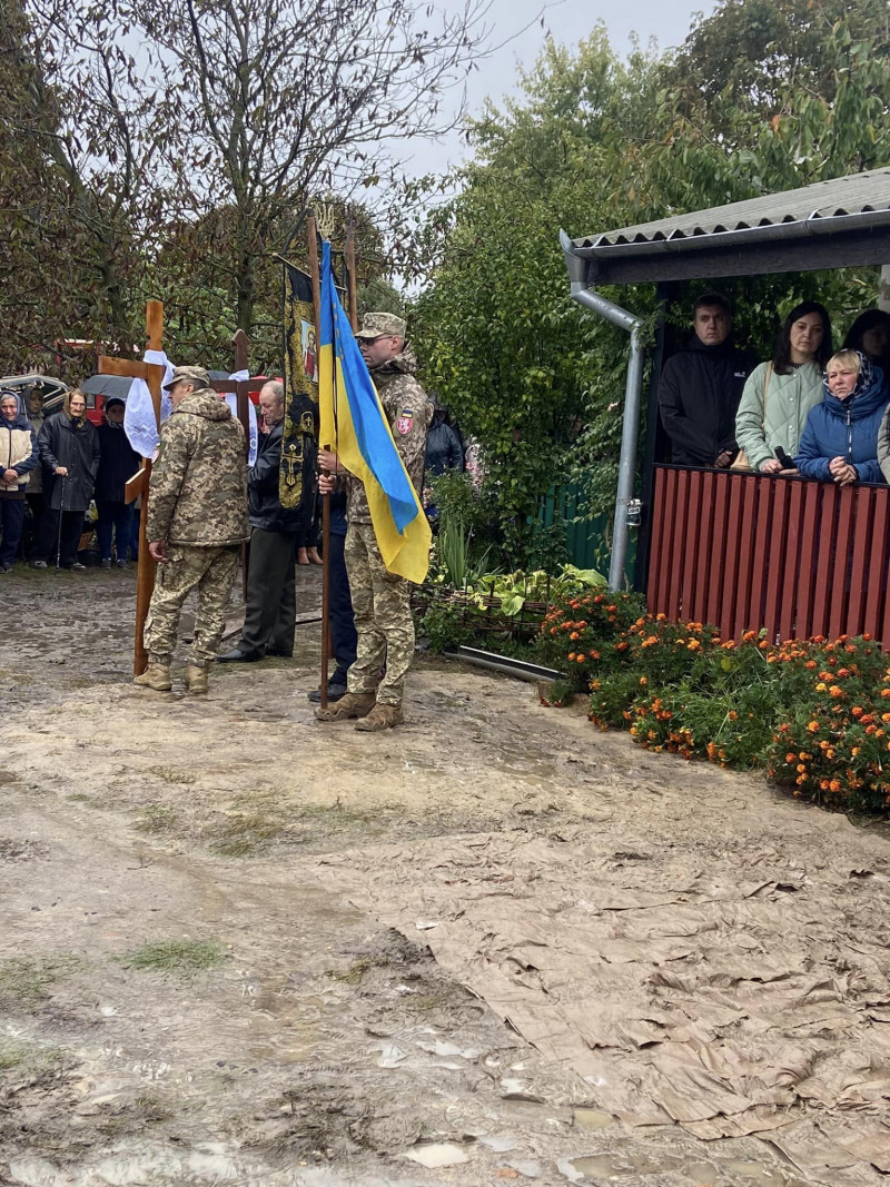 Два місяці лікарі рятували, а рідні молилися: на Волині попрощалися з Героєм Богданом Баховцем