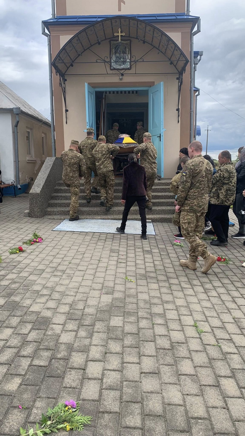 Віддав життя за Україну: на Волині провели в останню дорогу воїна Юрія Ростанюка