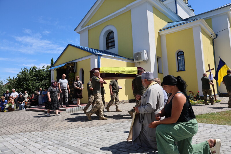 Вважався зниклим безвісти: у Луцькій громаді в останню дорогу провели захисника Юрія Клевця