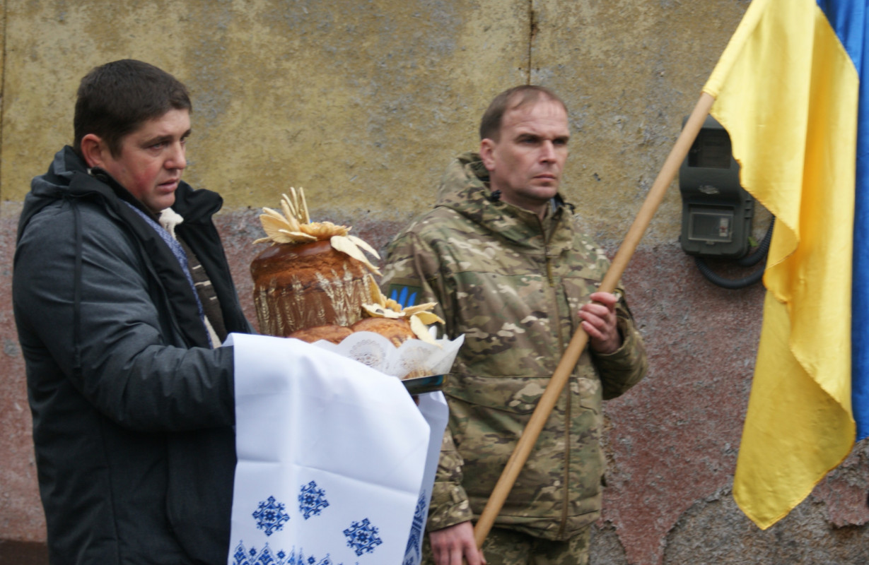 «Встелили всі села квітами, а хлопчика мого немає…»: у громаді на Волині провели в останню дорогу Героя Миколу Загоровця