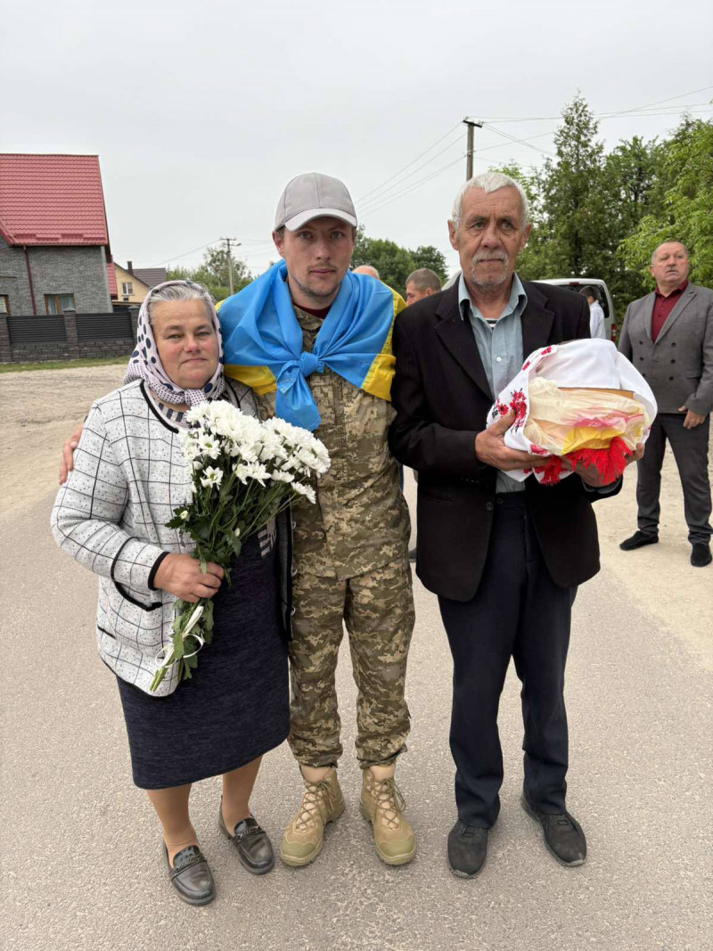 На рідну Волинь після полону повернувся воїн Андрій Войчук
