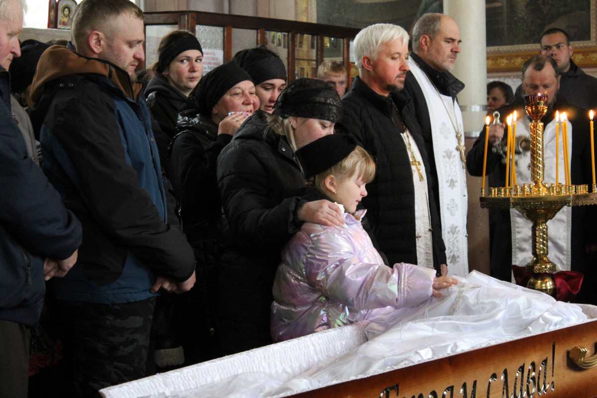 «Тепер тато захищатиме з небес»: волиняни попрощалася з 25-річним Антоном Хвостюком