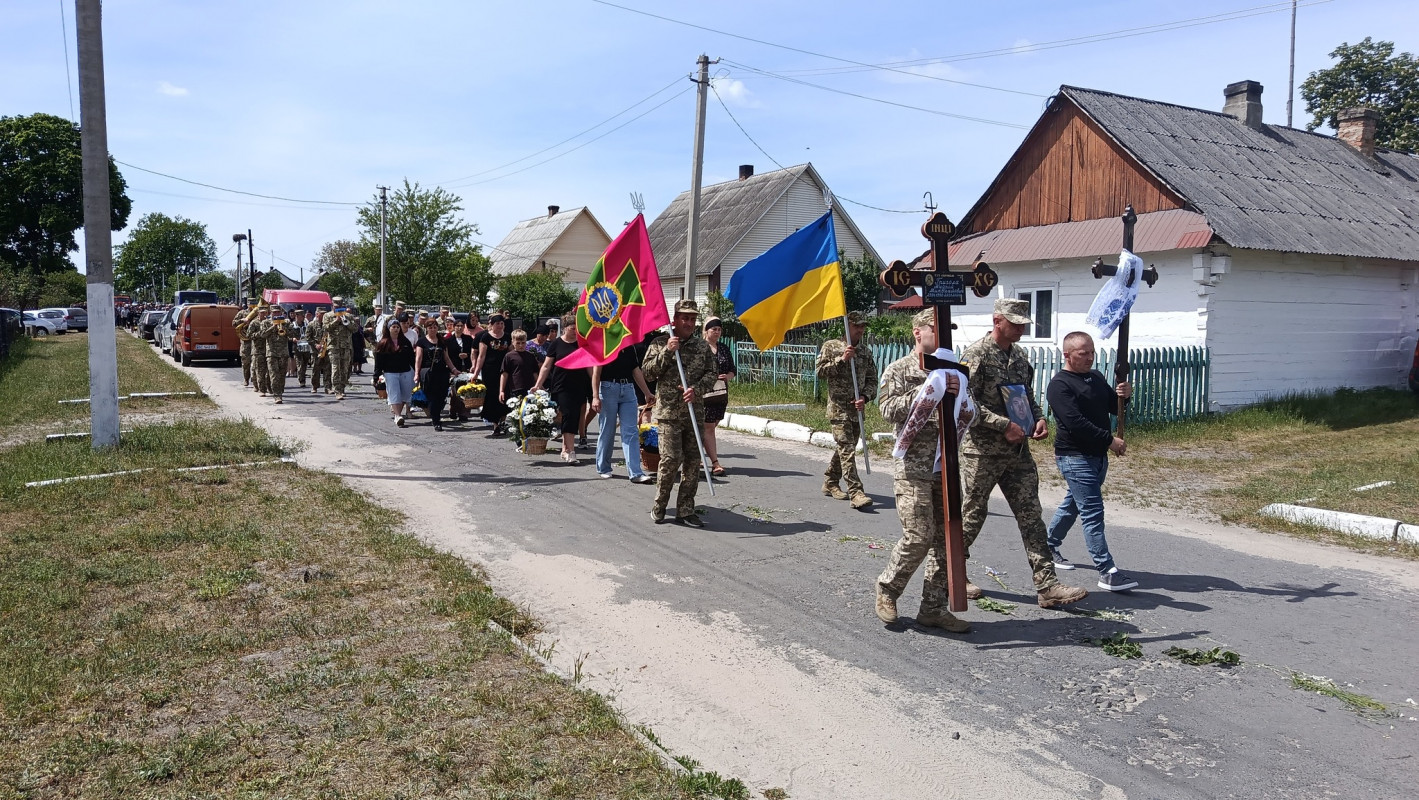 Без батька залишилися троє донечок: волиняни попрощалися із загиблим Героєм Андрієм Григолою