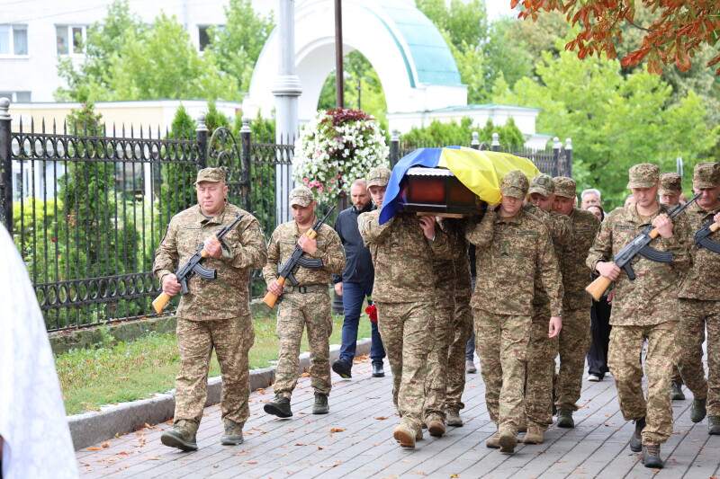 Загинув на Донеччині: у Луцьку попрощалися з Героєм Михайлом Слутяком