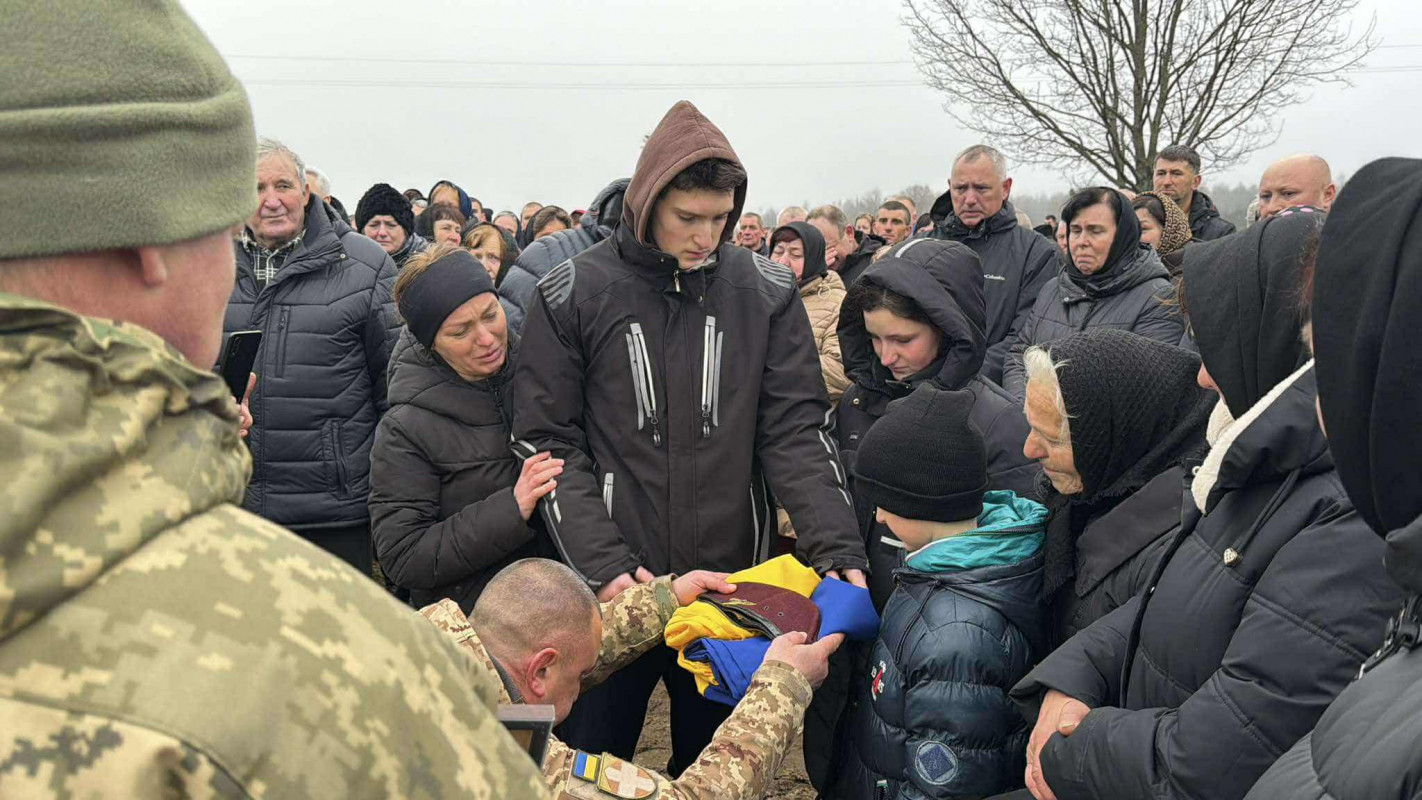 Для синів і донечок був татом, другом і порадником: на Волині в останню земну дорогу провели Героя Руслана Харчика