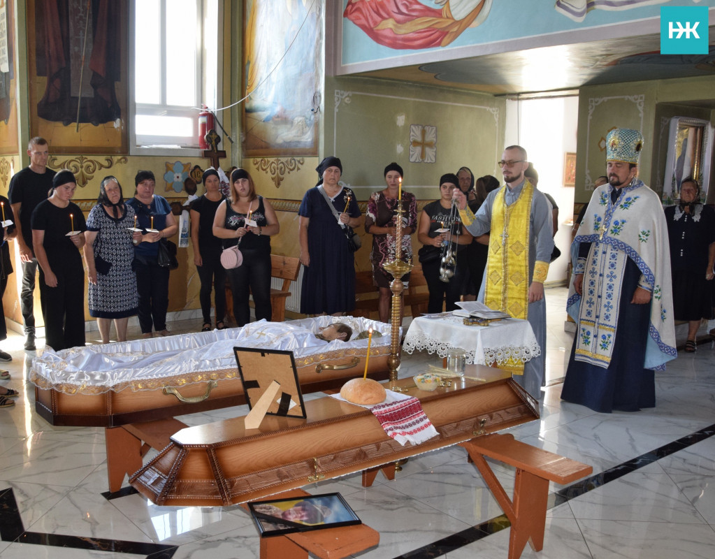 Маленька донечка стояла біля труни і ще не розуміла, що бачить татка востаннє: на Волині попрощалися із молодим Героєм Павлом Макарчуком