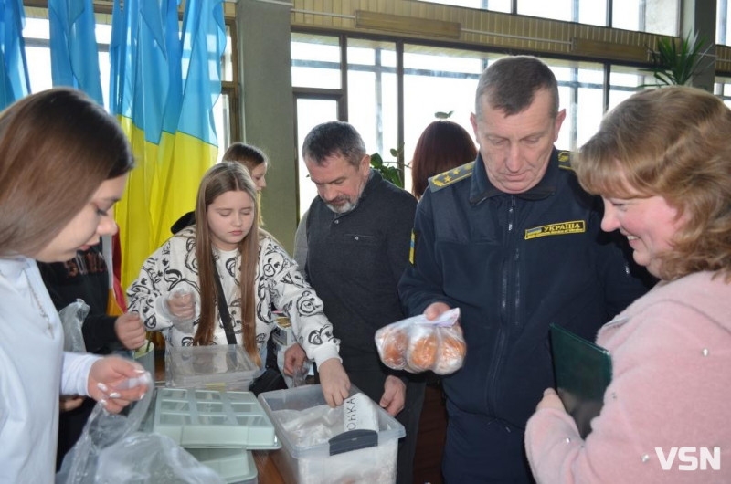 Торгували для ЗСУ: юні волонтери-пончикісти провели на Волинській митниці благодійний ярмарок