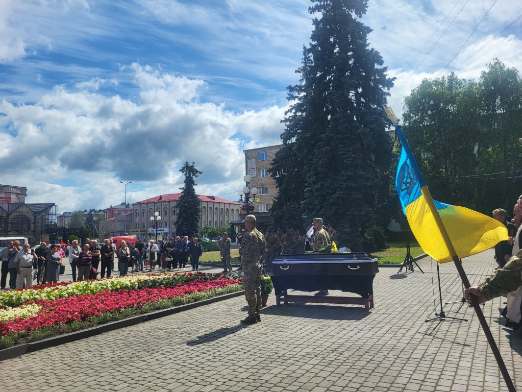 Надію родини змінила страшна звістка: на Волині попрощалися з Героєм Віктором Дорощуком, який довгий час вважався зниклим безвісти