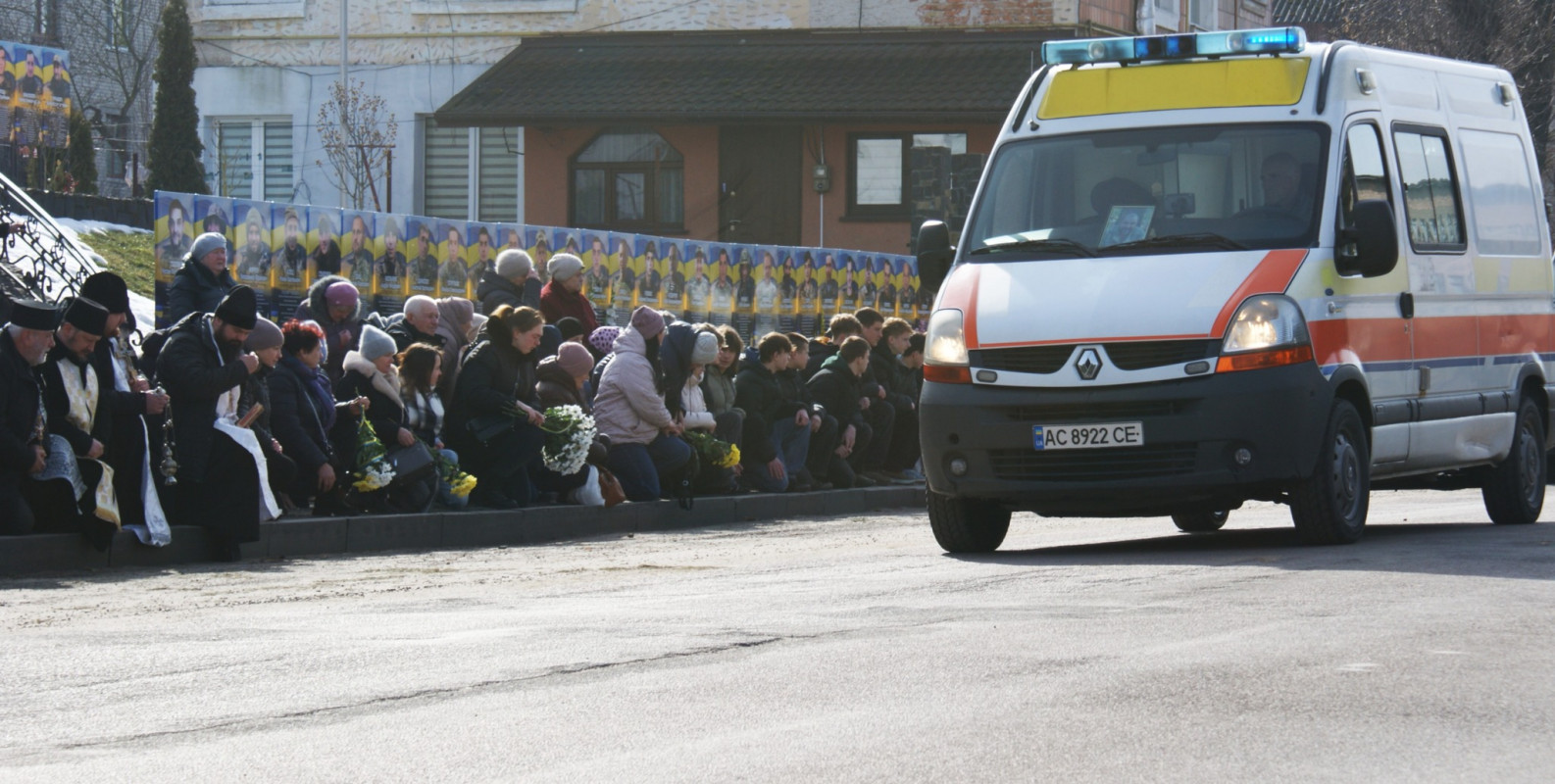 Навколішки і зі сльозами: волиняни попрощалися з Героєм Володимиром Гродським