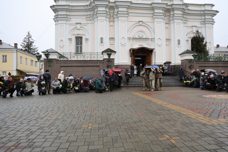 Загинув понад рік тому: у Луцьку попрощалися з військовослужбовцем Сергієм Мацюком
