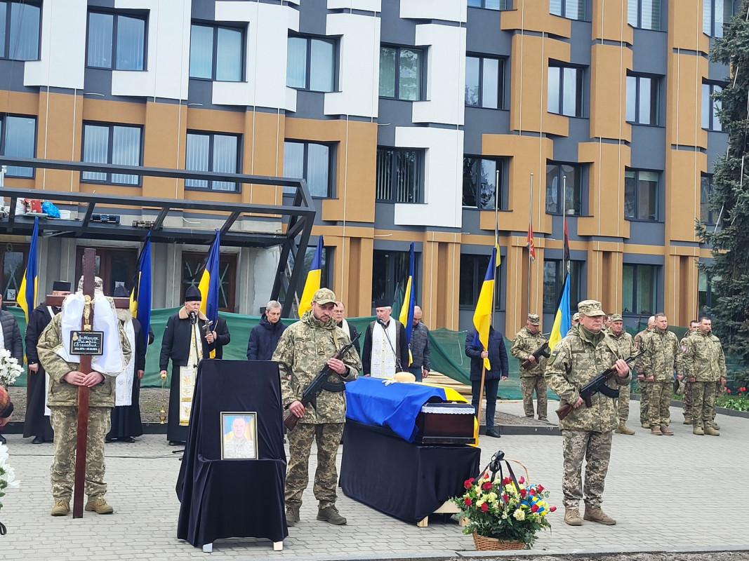 Понад півтора року вважався зниклим безвісти: на Волині провели в останню земну дорогу воїна Валерія Антонюка