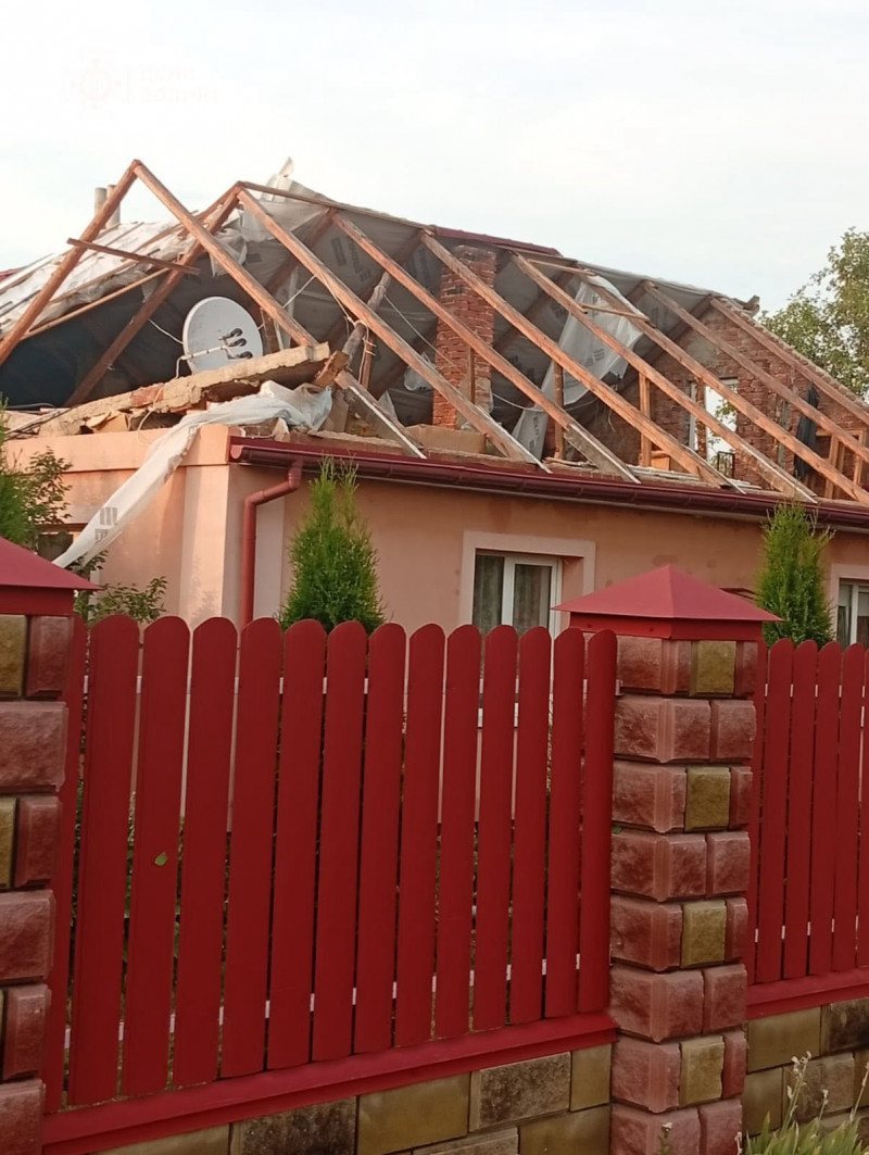 Біля Луцька сильний буревій понищив будинки