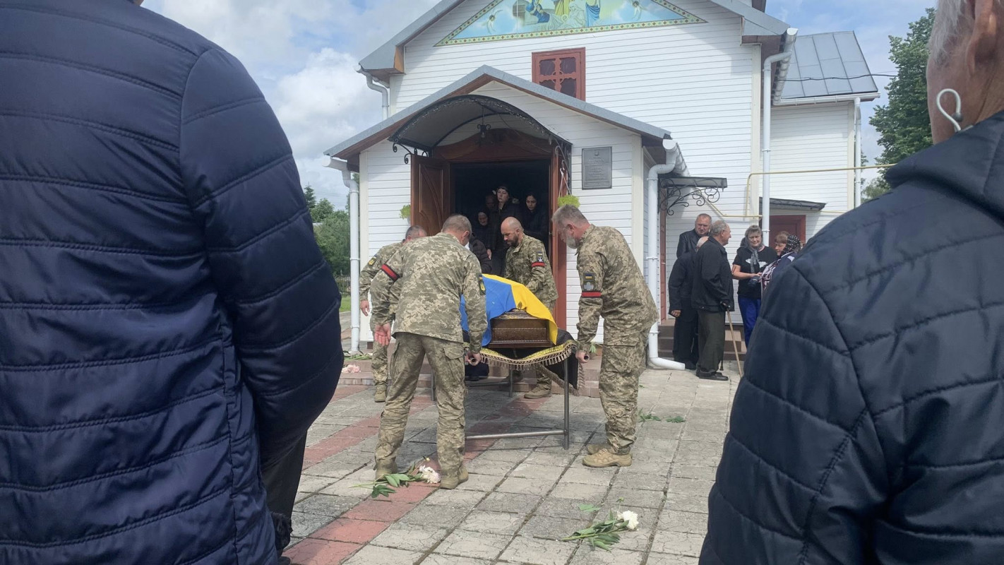 Довго сподівалися, що він живий: на Волині поховали Героя Василя Корінецького, який понад півтора року вважався зниклим безвісти