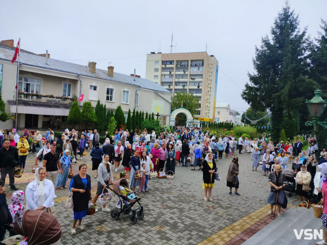 Як у центрі Луцька освячували кошики на Яблучний Спас. ФОТО