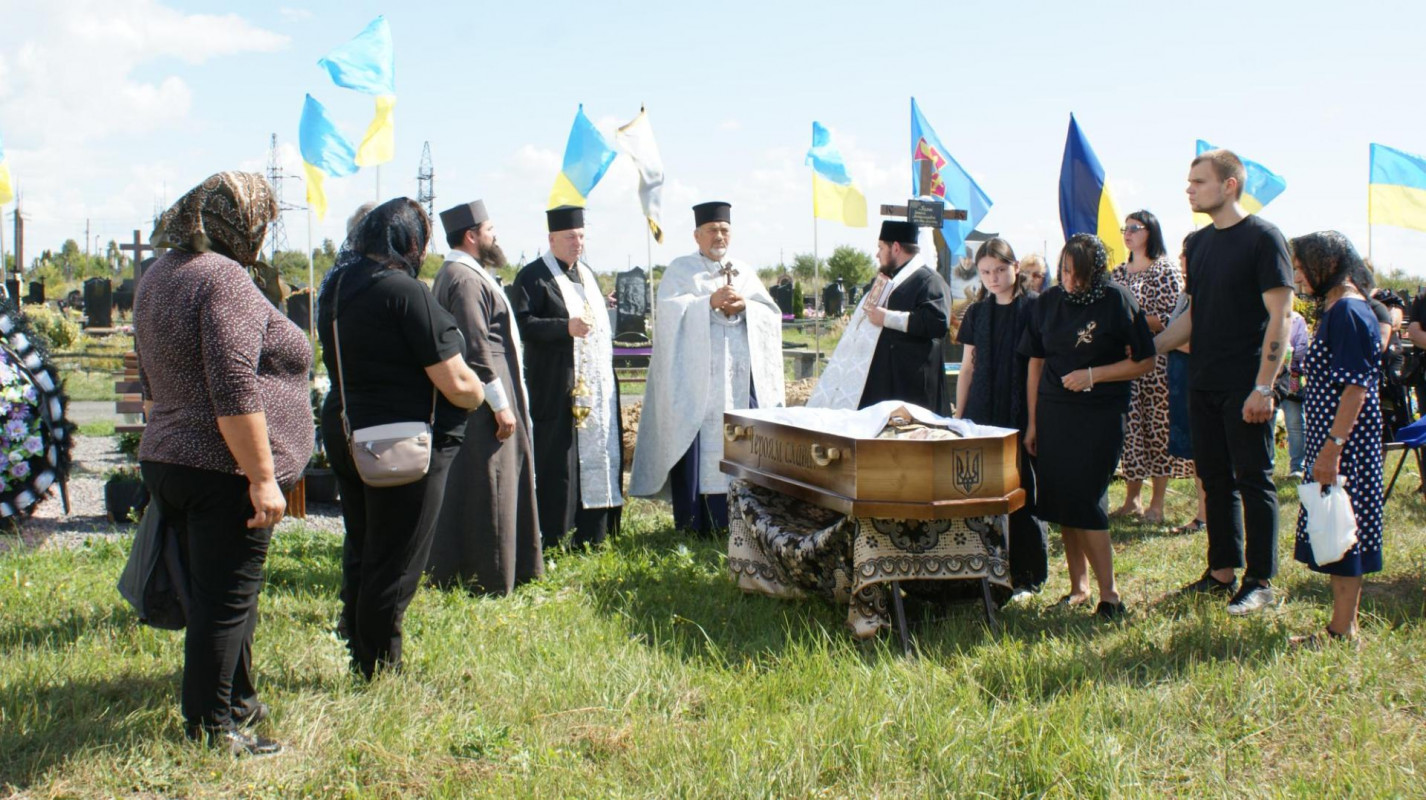 Не встиг натішитися першою онучкою: на Волині провели в останню дорогу воїна Олексія Калюха
