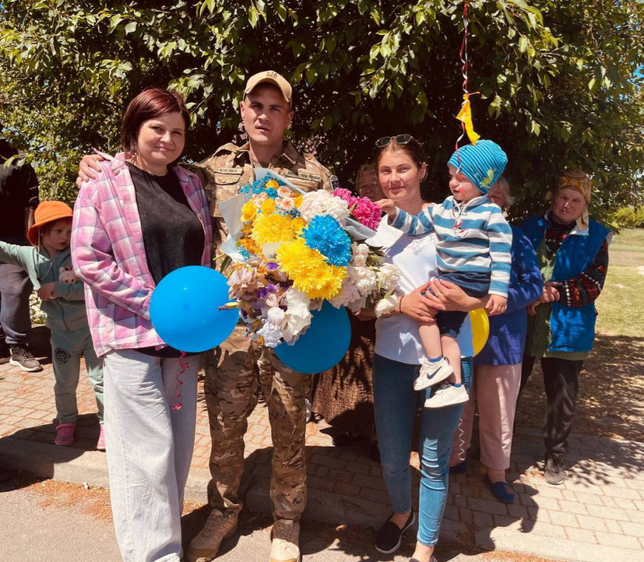 Зі сльозами радості та прапорами: на Волині емоційно зустріли звільненого з полону воїна Вадима Яковського