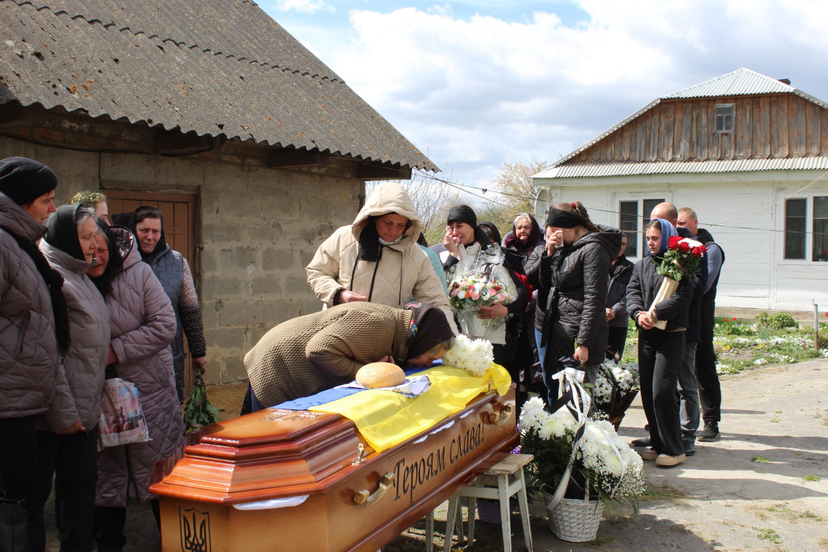 Не дочекалася дружина, не обійняла мама: волиняни попрощалися з полеглим Героєм Дмитром Демчуком