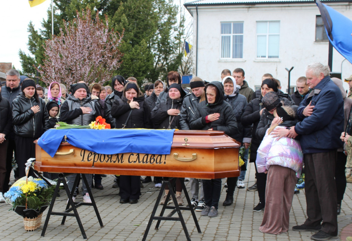 «Тепер тато захищатиме з небес»: волиняни попрощалася з 25-річним Антоном Хвостюком