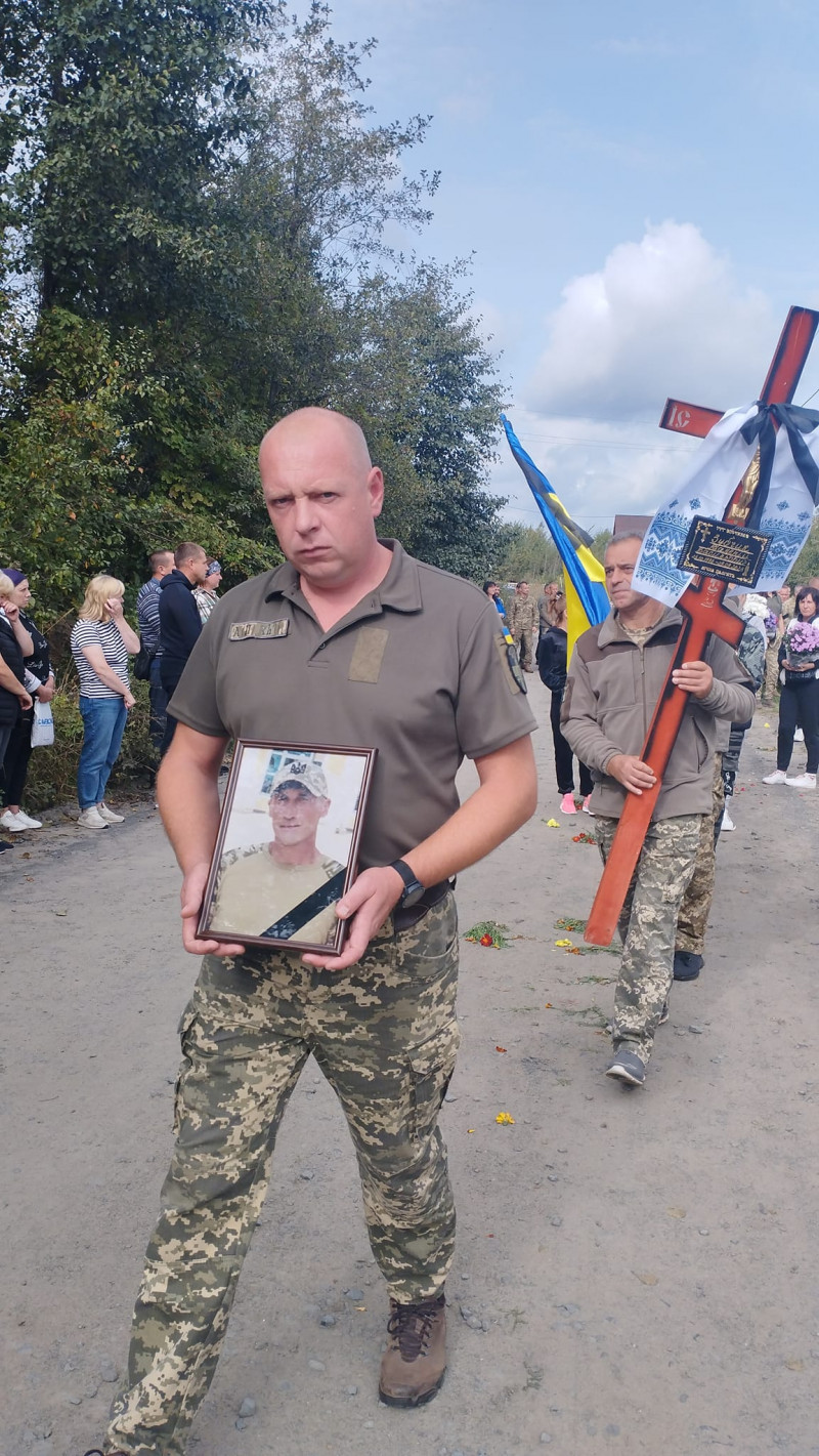 Чорний день у громаді: на Волині все село прийшло на поховання Героя Валерія Зубчика