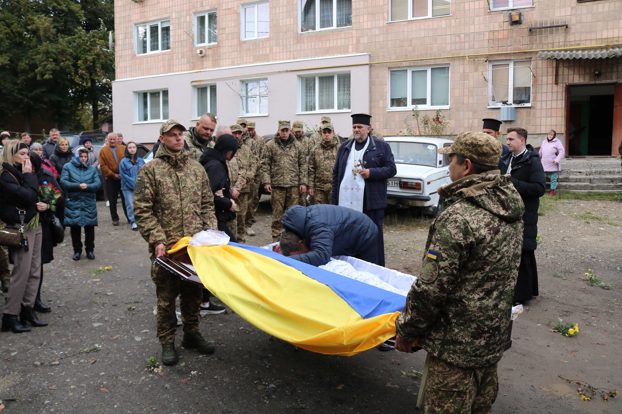 Небесне військо поповнилося ще одним Героєм: на Волині в останню путь провели Героя Олександра Ходачкевича