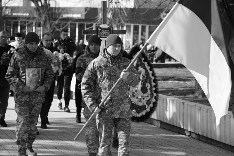 Похорон у третю річницю повномасштабного вторгнення: у Луцьку попрощалась із загиблим Героєм Вадимом Гнатюком