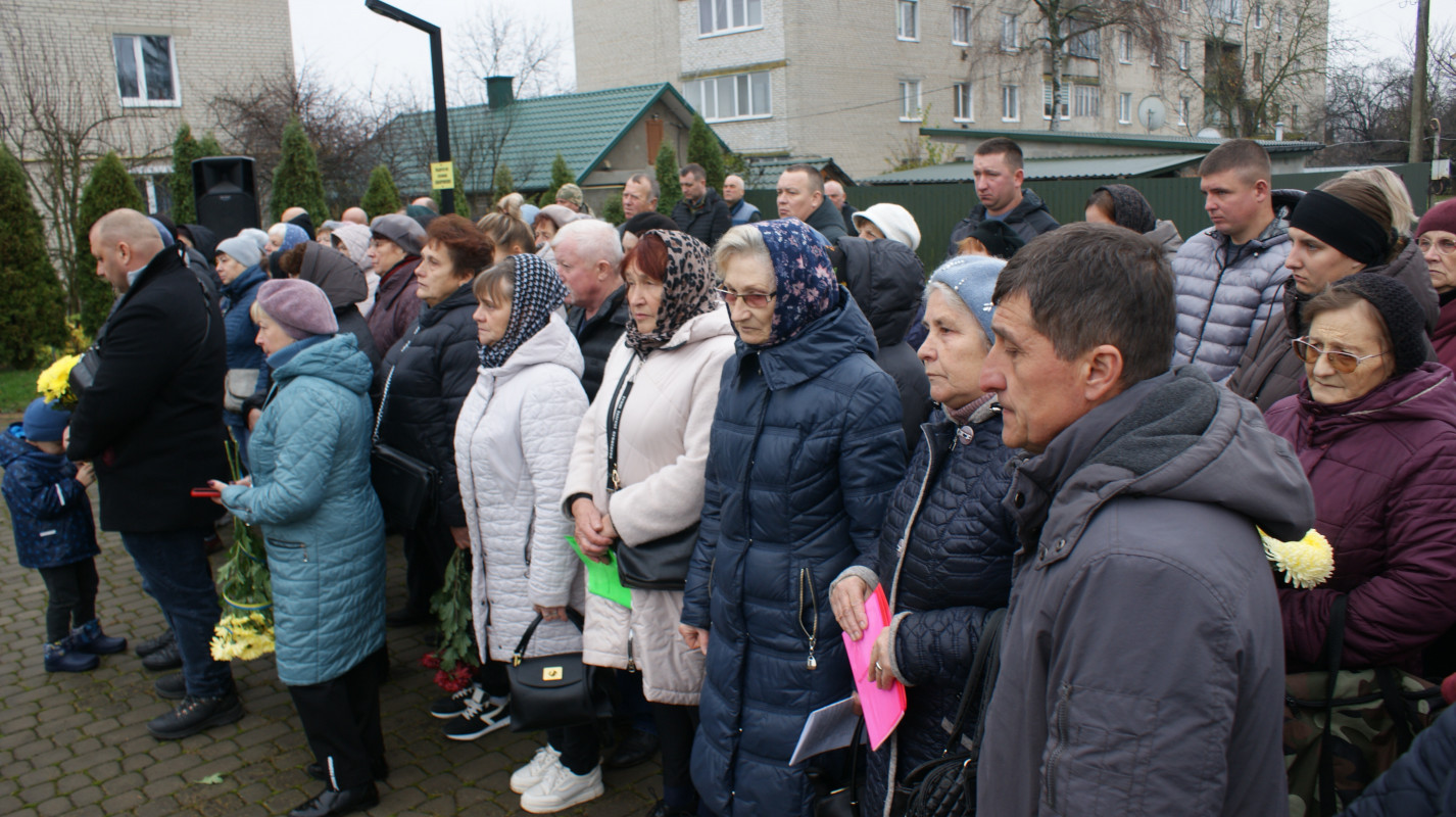 «Встелили всі села квітами, а хлопчика мого немає…»: у громаді на Волині провели в останню дорогу Героя Миколу Загоровця