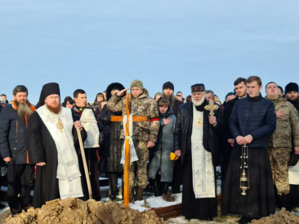 Хоронили, як священнослужителя, з усіма почестями: у громаді біля Луцька попрощалися із Героєм Миколою Матвієнком