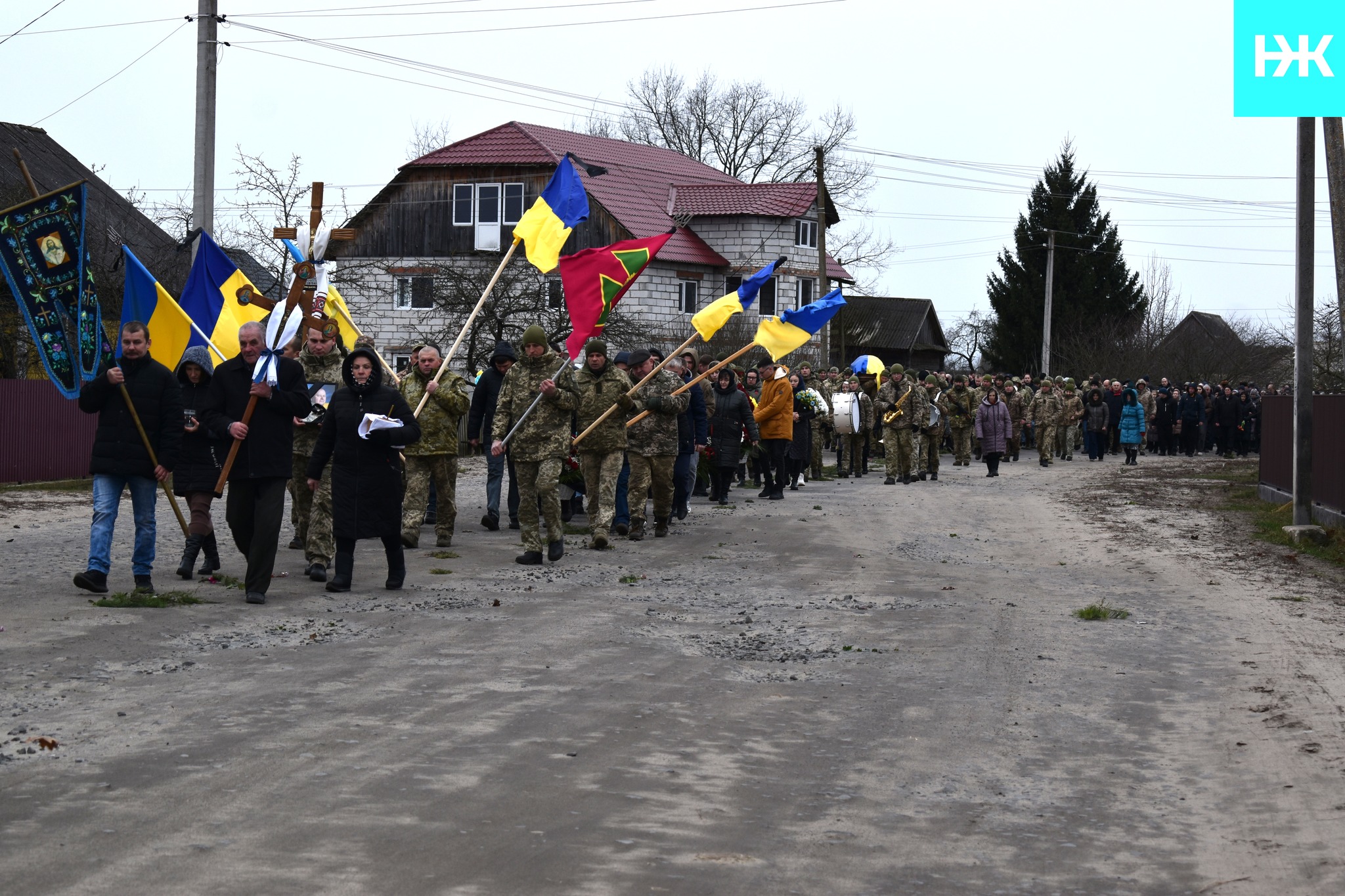 Сумне новоріччя: усе село на Волині зійшлося провести Героя Володимира Кушнерика