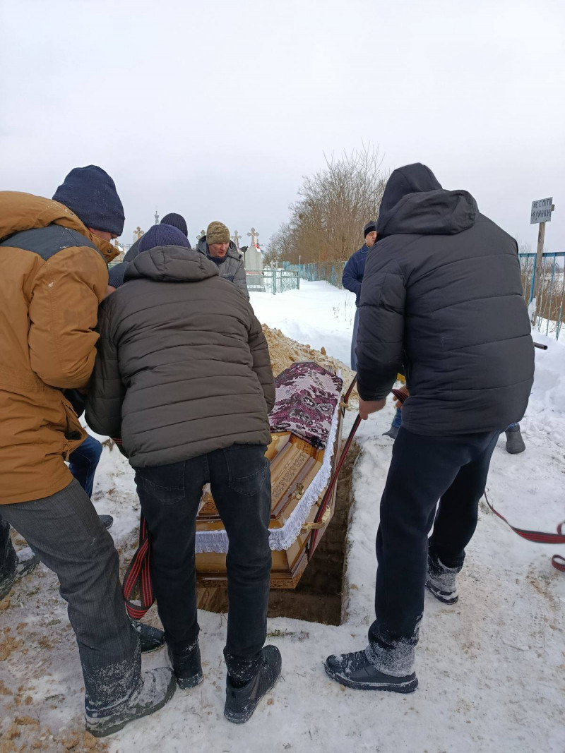 На Волині в останню земну дорогу провели захисника Анатолія Денисюка