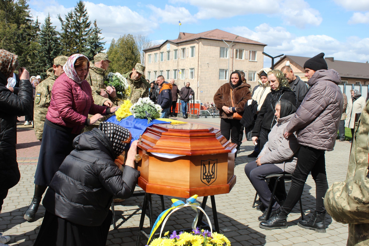 Не дочекалася дружина, не обійняла мама: волиняни попрощалися з полеглим Героєм Дмитром Демчуком
