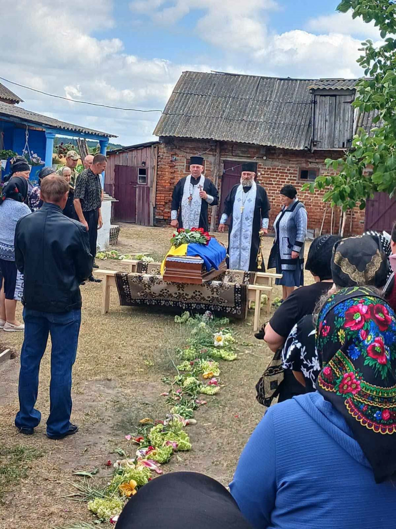 На Волині провели в останню путь 44-річного захисника Олександра Нікітіна, який загинув на Чернігівщині
