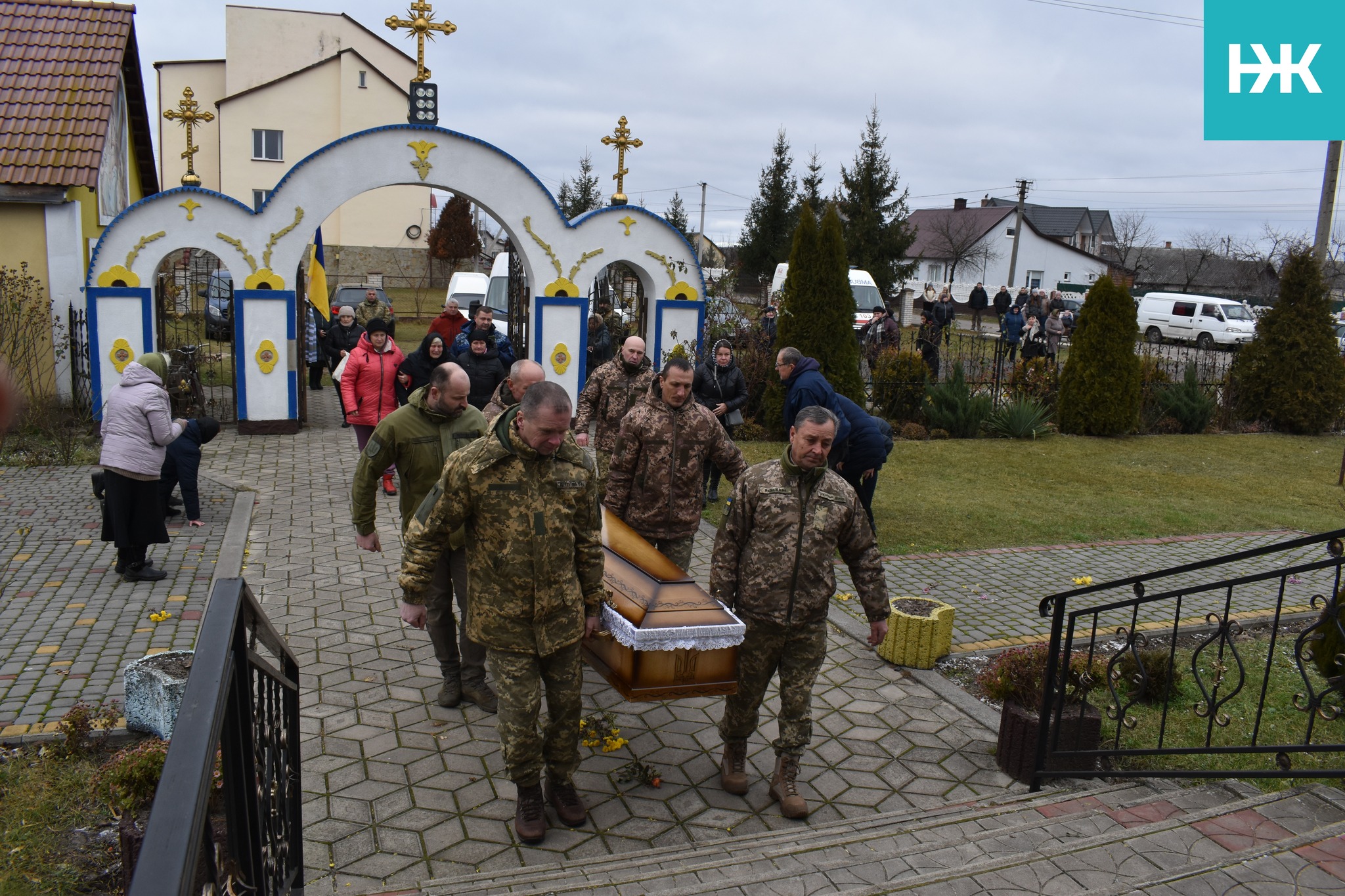 Згорьована матір зустріла свого синочка «на щиті»: на Волині поховали Героя Миколу Цапука