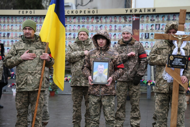 Загинув понад рік тому: у Луцьку попрощалися з військовослужбовцем Сергієм Мацюком