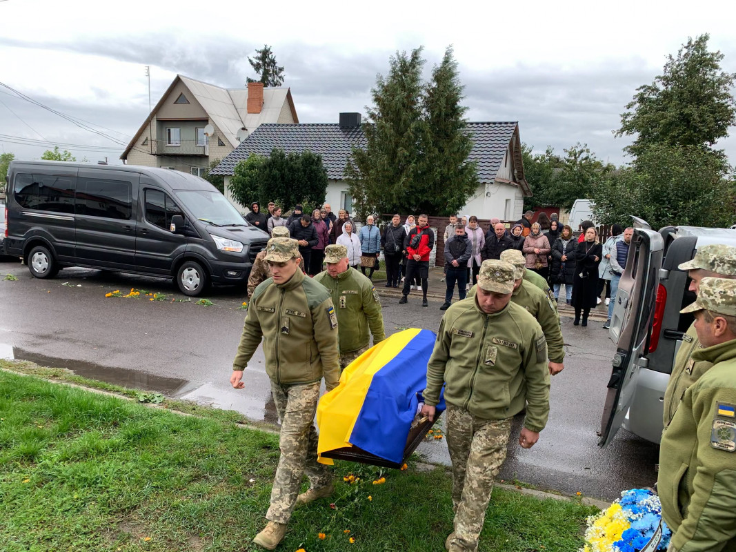 Загинув понад рік тому: у Луцькому районі провели в останню путь захисника Юрія Бондарука