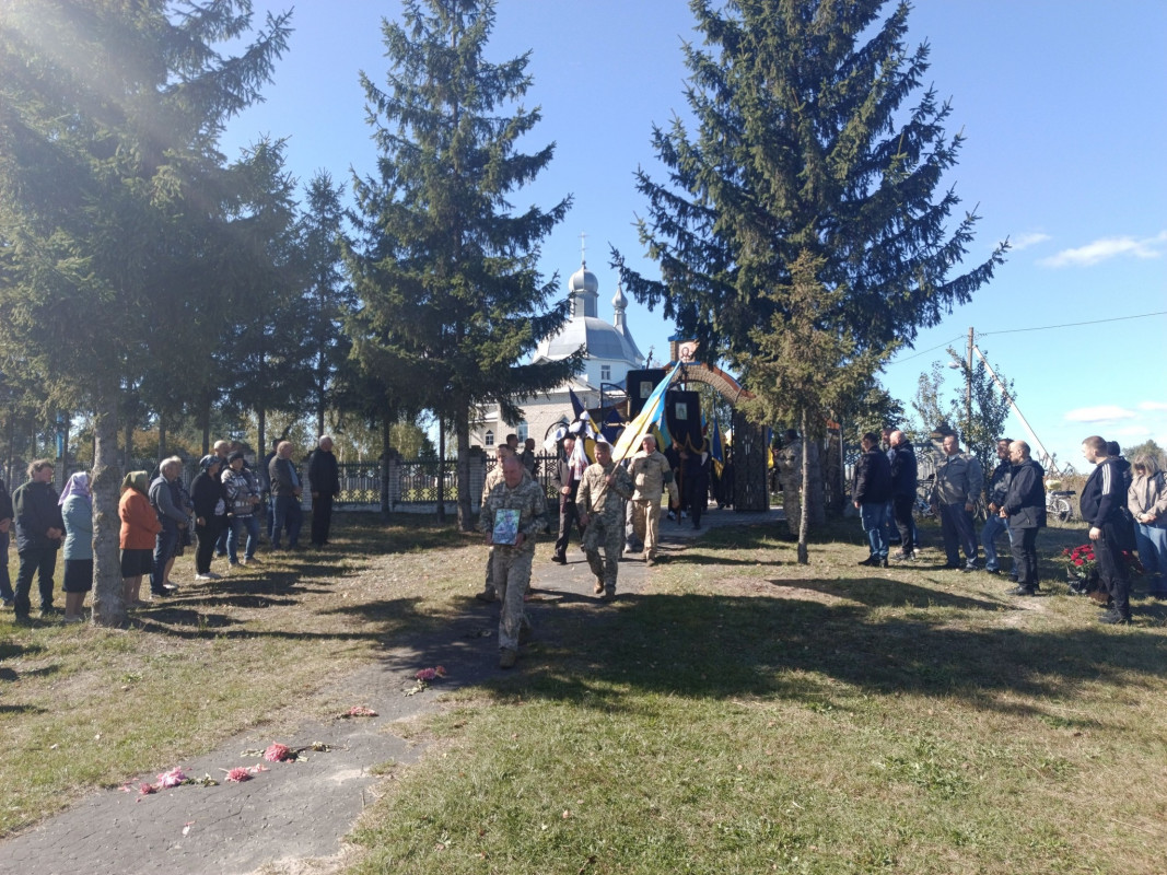 Овдовіла дружина, син та донечка так рано втратили батька: на Волині провели в останню земну дорогу Героя Сергія Водька