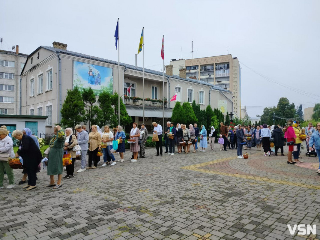 Як у центрі Луцька освячували кошики на Яблучний Спас. ФОТО