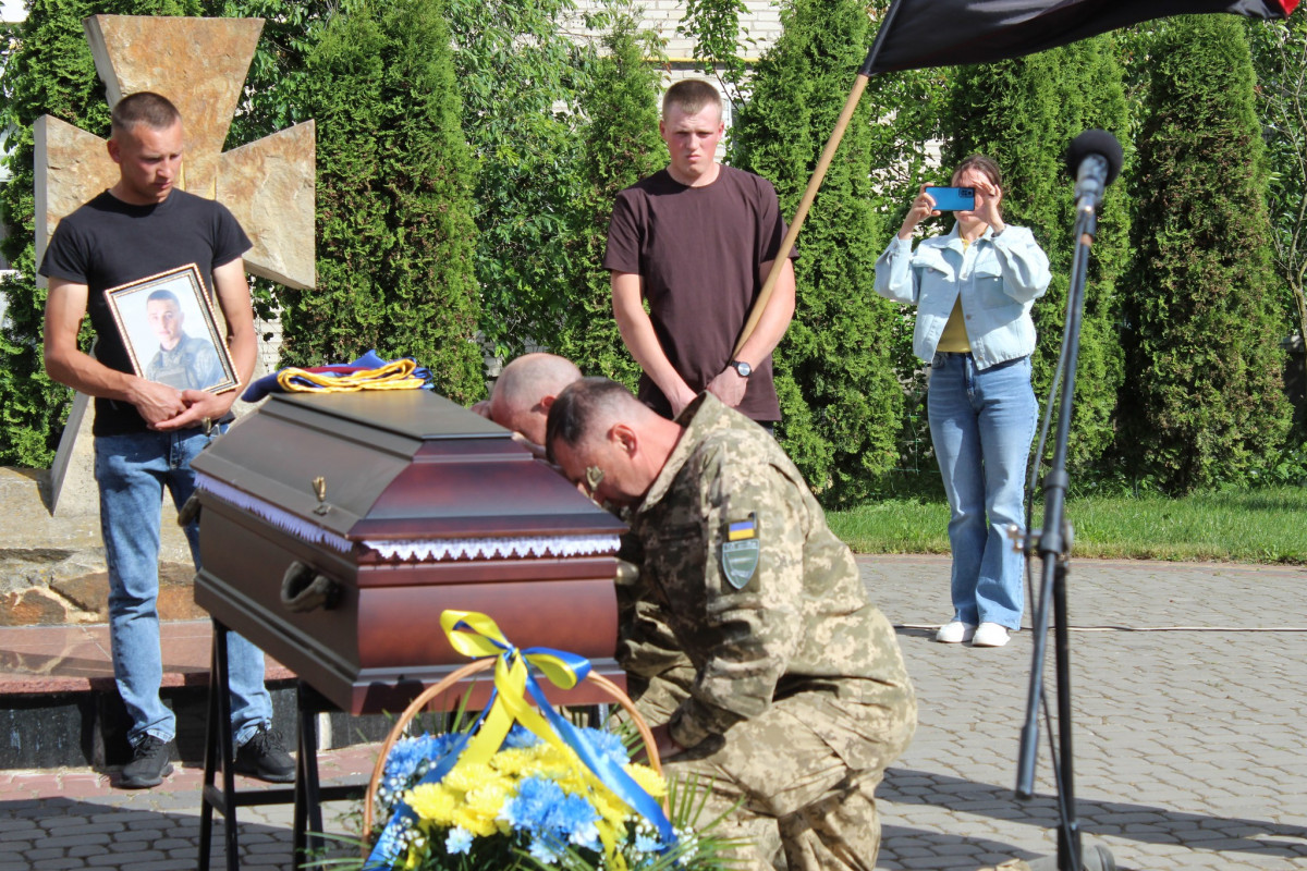 «Врятував побратима ціною власного життя»: на Волині попрощалися з 25-річним Героєм Андрієм Лавренчуком