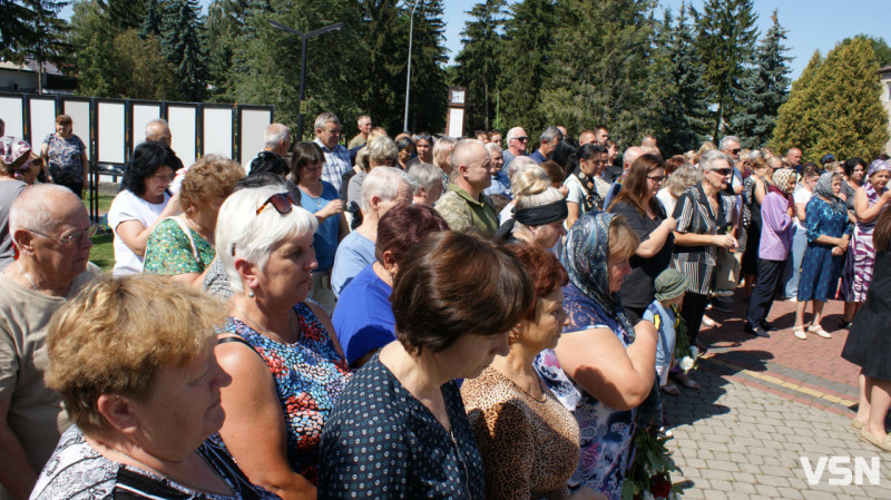 Рідні сподівалися, що в полоні, але дива не сталося: у Рожищі провели в останню путь воїна Миколу Катеринюка