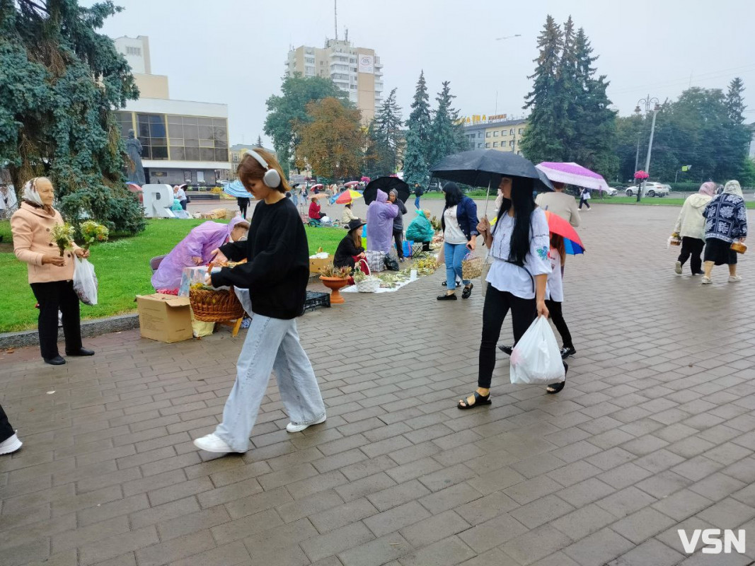 Як у центрі Луцька освячували кошики на Яблучний Спас. ФОТО