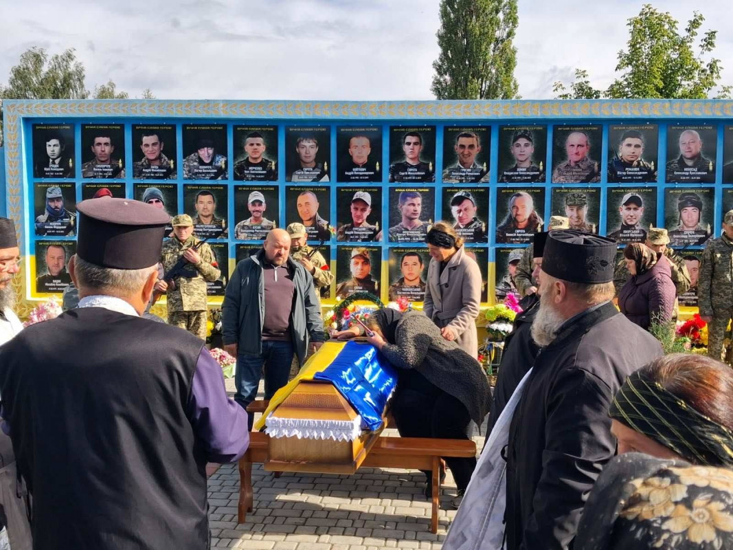 Майже рік вважався зниклим безвісти: на Волині поховали 33-річного Героя Володимира Теслюка