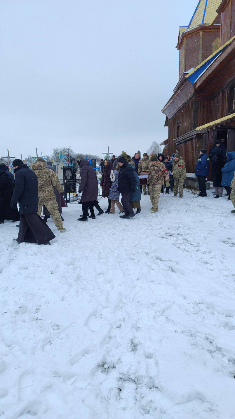 Батько шести дітей та справжній Герой: на Волині поховали захисника Віктора Калуша