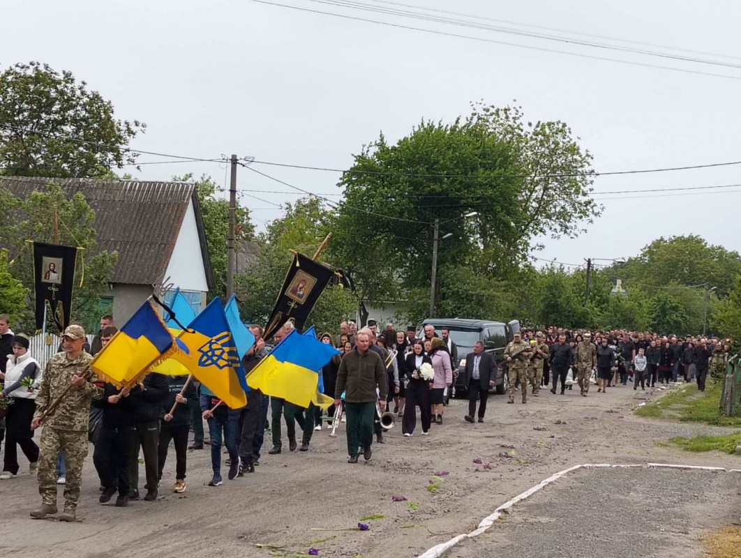Жорстока війна залишила батьків без сина: у Луцькому районі провели в останню путь 26-річного Героя Романа Климчука