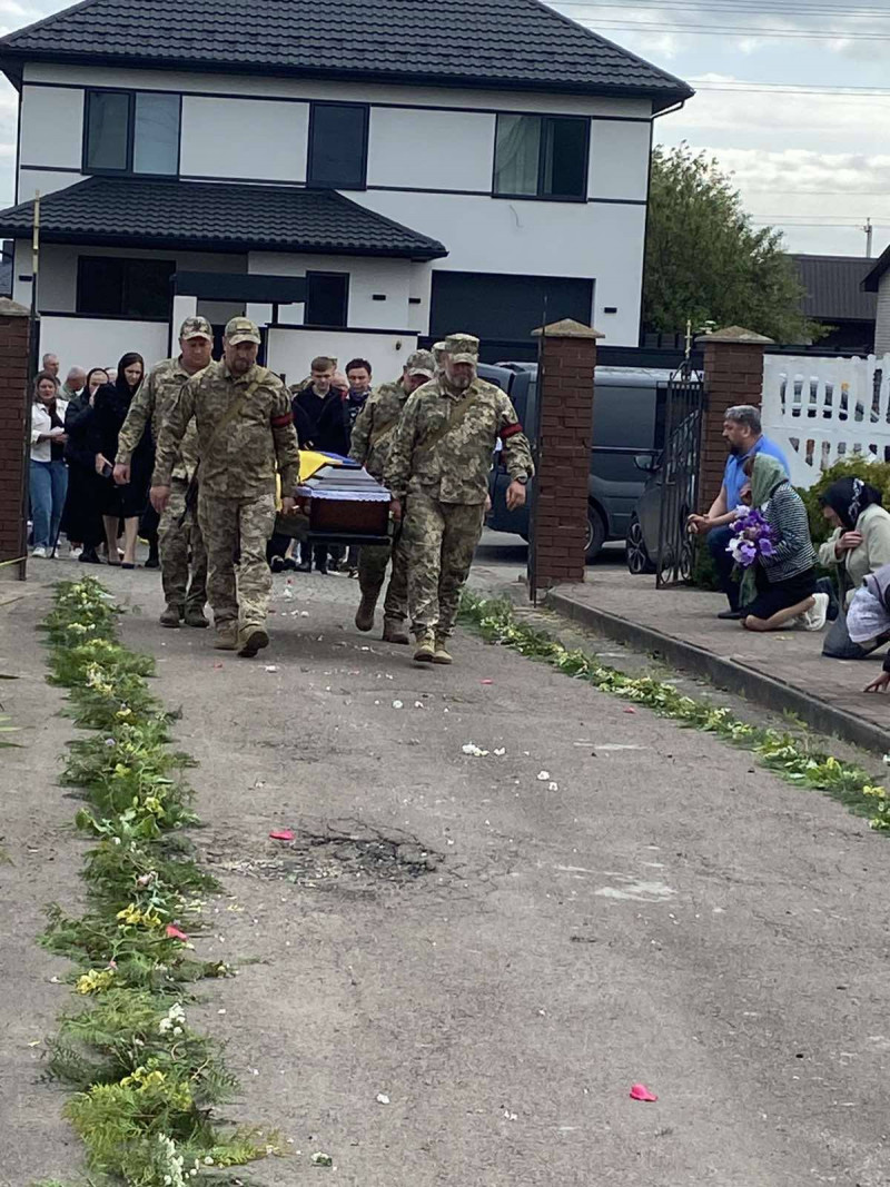 Довгі місяці невідомості та надії: на Волині в останню дорогу провели 41-річного Героя Юрія Пивоварчука