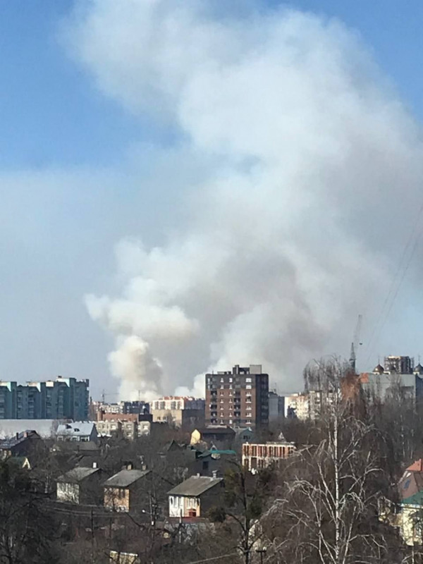 Густий стовп диму видно здалеку: на Чернишевського у Луцьку підпалили сухостій