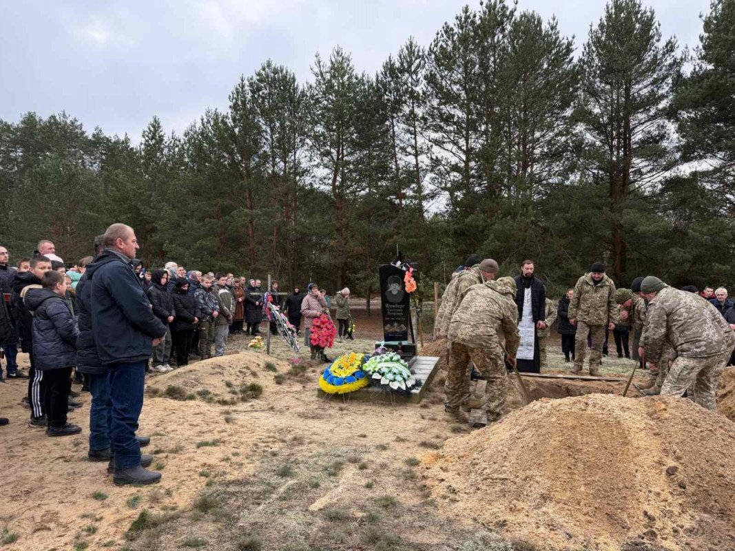 Помер, виконуючи обов’язок із захисту України: на Волині поховали військовослужбовця Андрія Шемберга