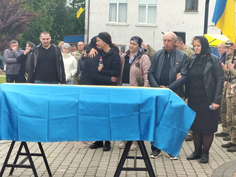 Весільний коровай розділили на кладовищі: на Волині попрощалися з молодими Героєм Сергієм Уляницьким